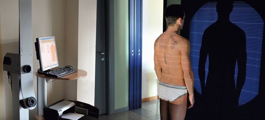 Uomo di schiena mentre esegue spinometria in un ambulatorio di Posturologia Sanitaria Muti Foggia Puglia